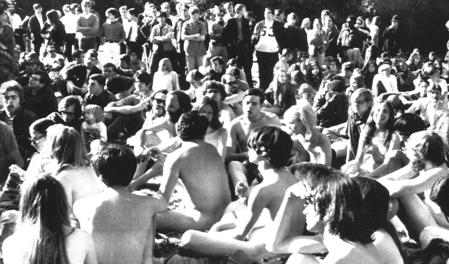 Hippies in San Francisco vieren op hun eigen wijze het begin van de lente met een zonneceremonie in 1968. Kleren zijn bijdeze viering niet toegestaan. 