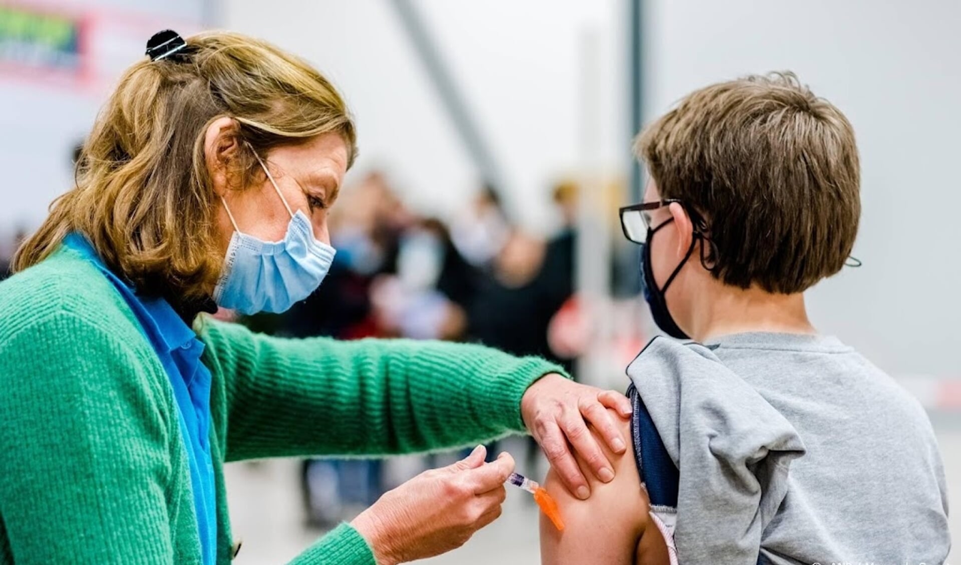 Rond hun tiende verjaardag krijgen jongens en meisjes een oproep om de vaccinatie tegen HPV te halen.