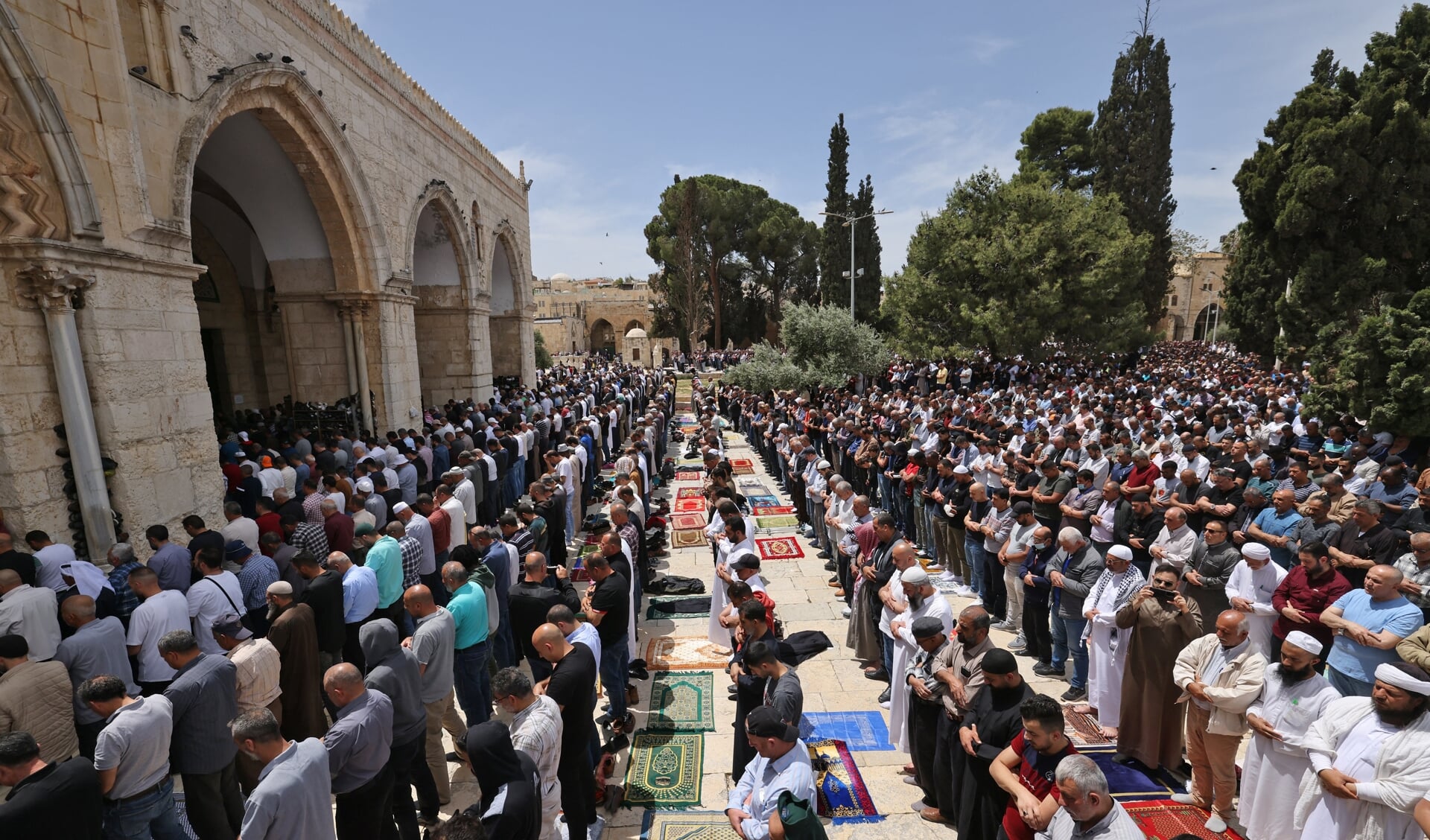 Moslims verrichten tijdens de ramadan elke week massaal het vrijdaggebed bij de Al-Aqsa Moskee.