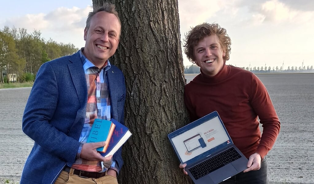 Gerard de Kimpe (links) en Bob Mulder willen met de Kefas-vertaalapp vluchtelingen helpen de kerkdienst beter te volgen. (beeld bob mulder)