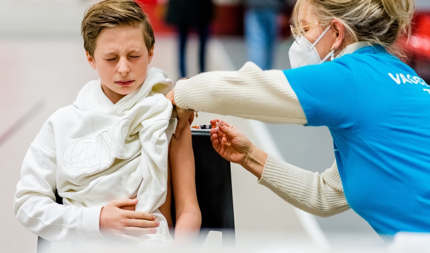 Het HPV-vaccin werd tot nu toe gegeven aan meisjes van 13 jaar en ouder, maar de leeftijd is verlaagd naar 10 jaar en ook jongens kunnen nu ingeënt worden. Het humaan papillomavirus (HPV) kan onder meer baarmoederhalskanker veroorzaken.