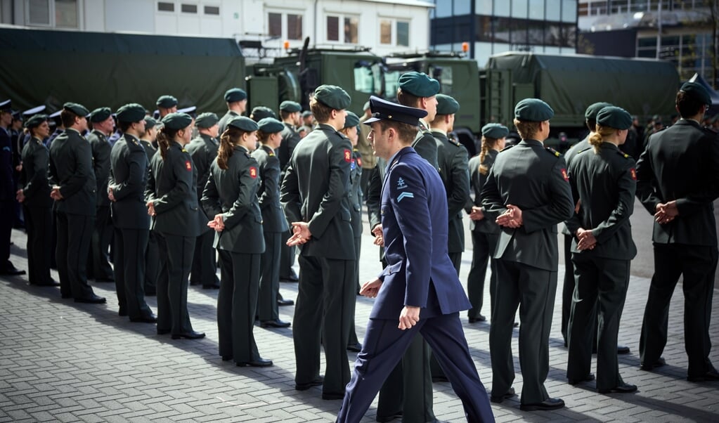 Reservisten van de krijgsmacht worden beëdigd op het Haagse Spuiplein. De Nederlandse defensie loopt tegen zijn grenzen aan.  (beeld anp / Phil Nijhuis)