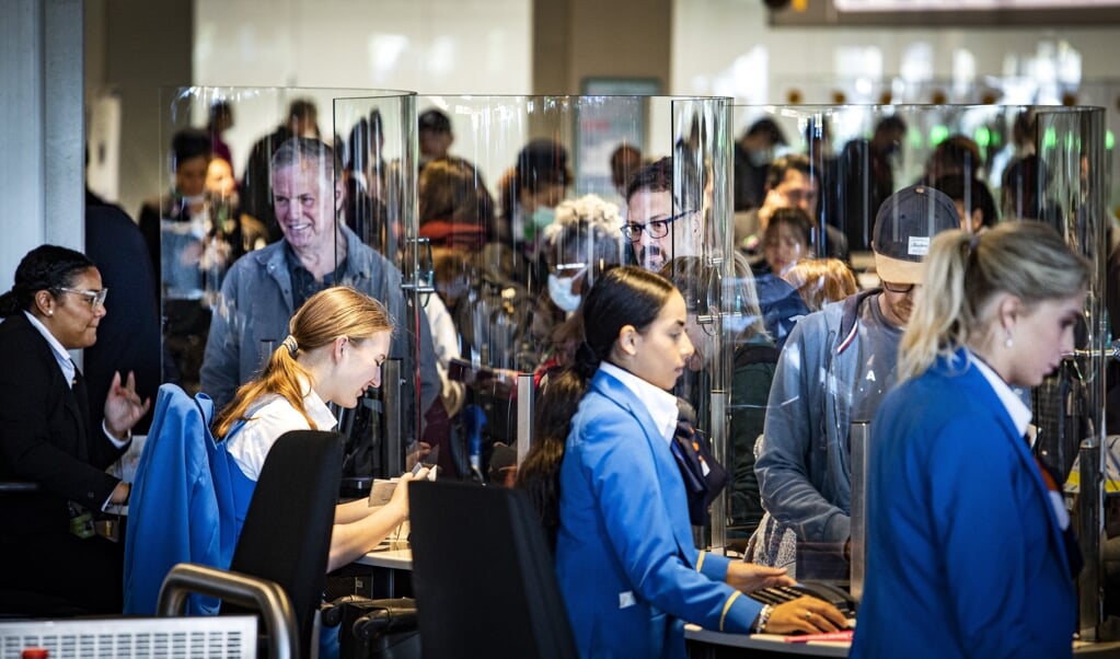 Reizigers zullen ook dit weekeind op Schiphol te maken krijgen met drukte. (beeld anp / Ramon van Flymen)