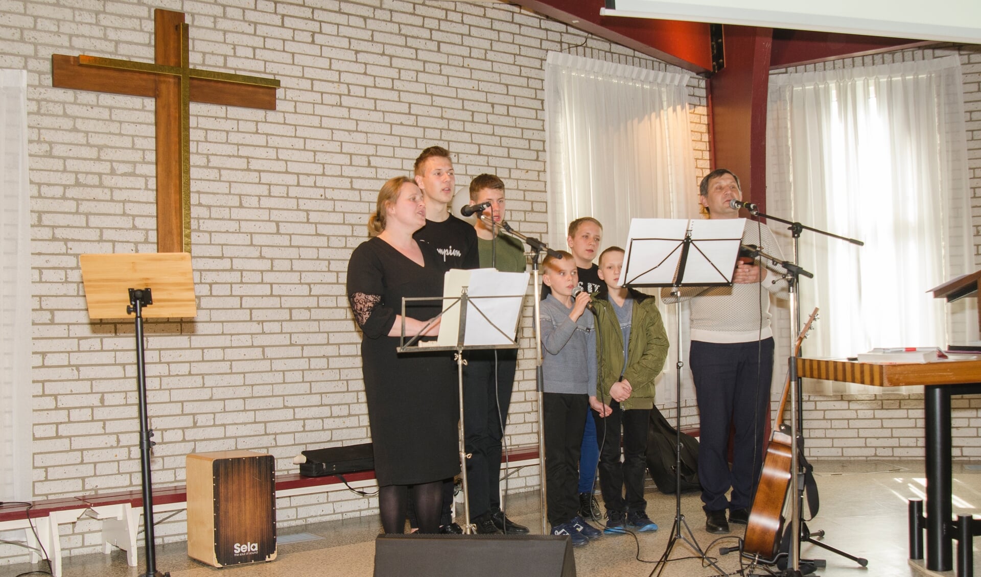 De ontroering is voelbaar als een Oekraïens gezin meerstemmig een lied zingt.