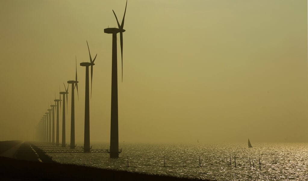 Het Vorrink windmolenpark langs de IJsselmeerdijk bij Lelystad, Flevoland.  (beeld  anp)