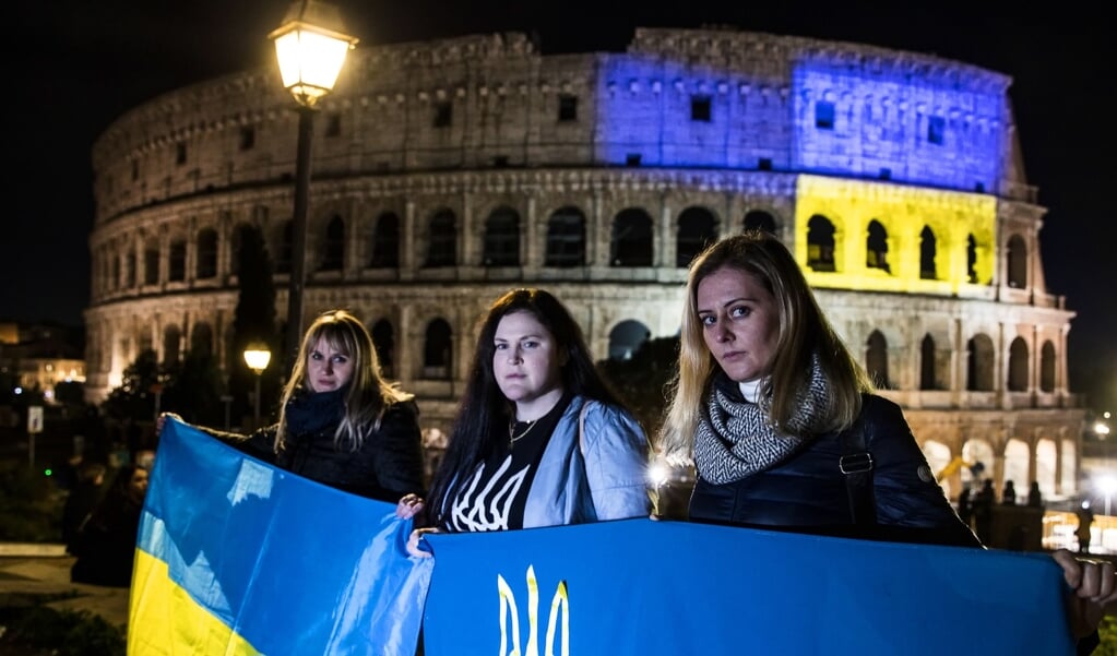 Op 23 februari protesteerden duizenden Romeinen bij het Colosseum uit solidariteit met Oekraïne. Op Goede Vrijdag zal paus Franciscus er voorgaan in de Kruisweg die het lijden en sterven van Jezus herdenkt. Onder meer een Oekraïense en Russische vrouw zullen samen het kruis dragen. (beeld Epa / Angelo Carconi)