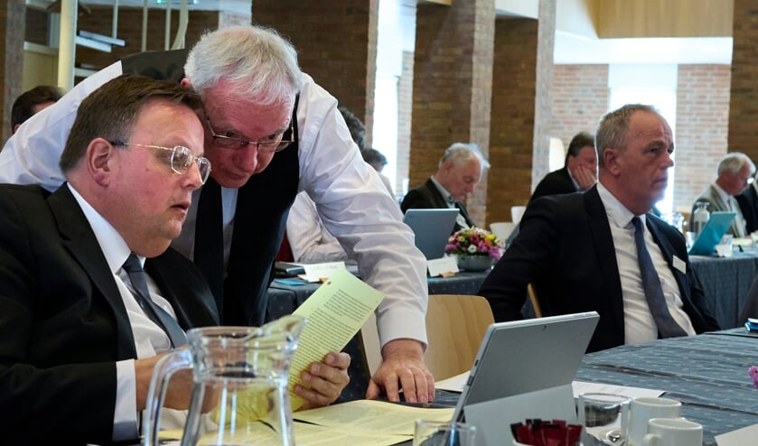 Dominee Egas (staand) tijdens de CGK-synode in Nunspeet.