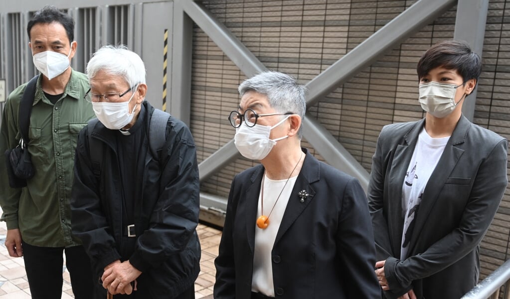 Kardinaal Joseph Zen komt op 24 mei aan bij de rechtbank in Hong-Kong samen met de pro-democratische activist Hui Po-keung (links), popzanger Denise Ho (rechts) en advocaat Margaret Ng.   (beeld afp / Peter Parks)
