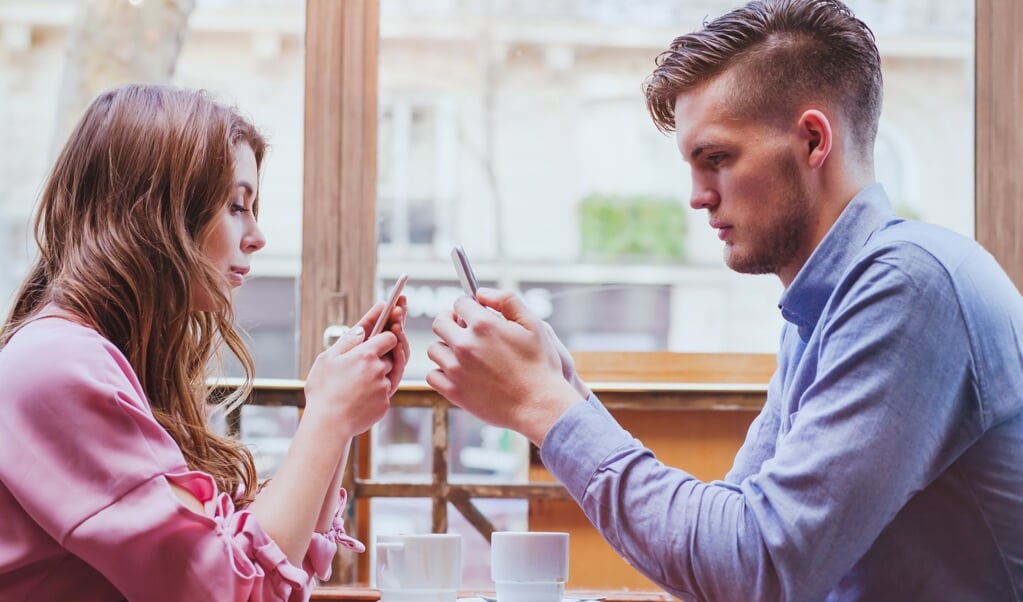 Als jij je ogen laat afdwalen tijdens een gesprek, voelt de ander intuïtief dat je geest afdwaalt. (beeld istock)