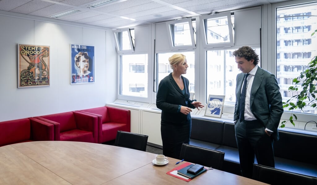 Attje Kuiken (Pvda) en Jesse Klaver (Groenlinks), op de fractiekamer van de Pvda. (beeld anp / Bart Maat)