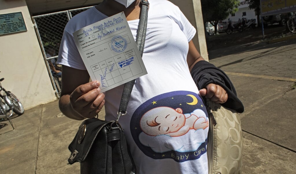 In Nicaragua toont een zwangere vrouw haar vaccinatiebewijs nadat ze een dosis van het Pfizer-vaccin heeft gekregen. (beeld afp / Oswaldo Rivas)
