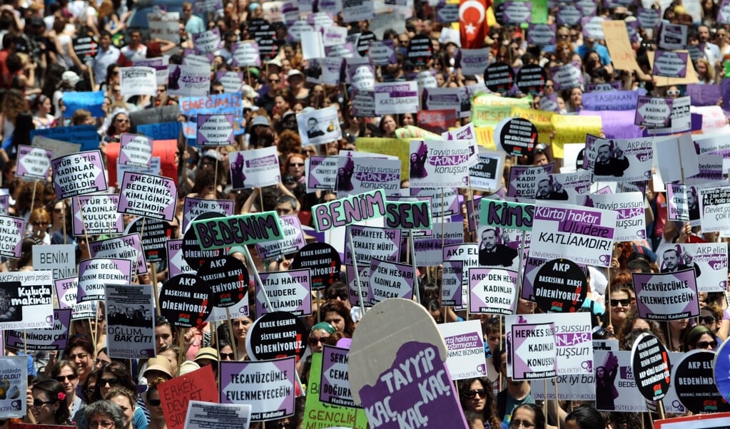 Demonstratie tien jaar geleden in Istanboel tegen inperking van abortus tot vier weken. De Turkse premier Erdogan had abortus moord genoemd. Uiteindelijk is de limiet van tien weken toch niet ingekort.  (beeld afp / Bulent Kilic
)