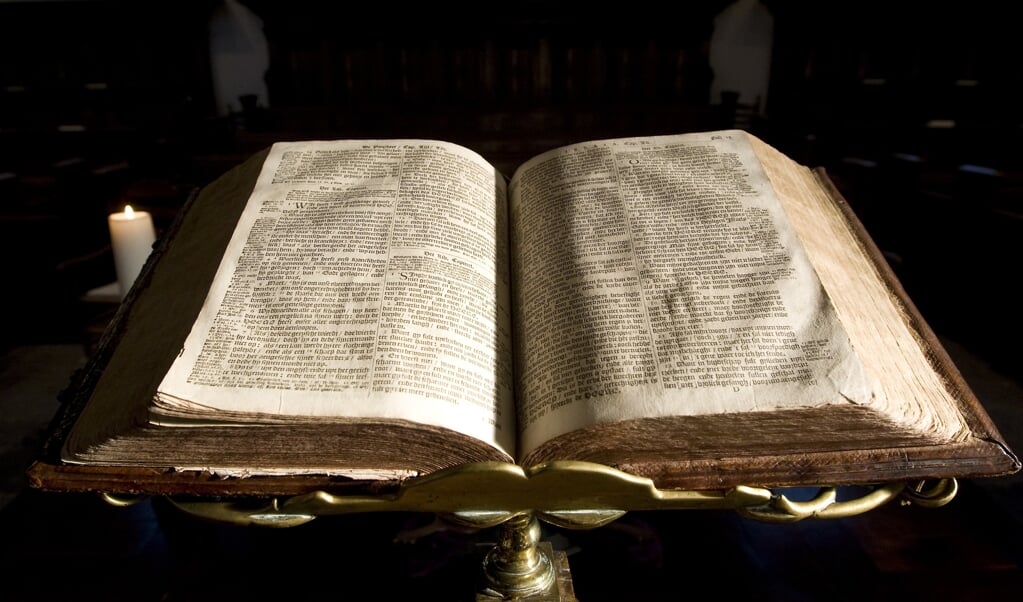 De Bijbel in de Hervormde Kerk in Bloemendaal.  (beeld anp / Koen Suyk)