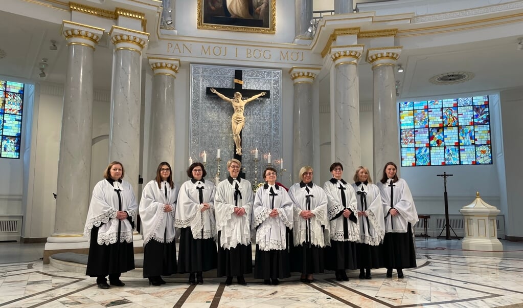 De negen nieuwe predikanten na afloop van de dienst waarin ze geordineerd werden.  (beeld Agnieszka Godfrejów - Evangelisch-Augsburgse kerk in Polen)