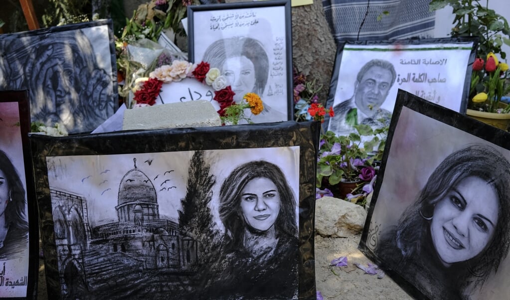Een kunsttentoonstelling ter ere van de doodgeschoten Palestijnse journaliste Shireen Abu Akleh in de stad Jenin, waar ze door een kogel om het leven kwam.   (beeld afp / Ronaldo Schemidt)