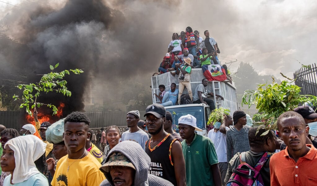 Haïtianen demonstreren in Port-au-Prince tegen het lakse optreden van de overheid tegen criminele bendes.  (epa / Johnson Sabin)