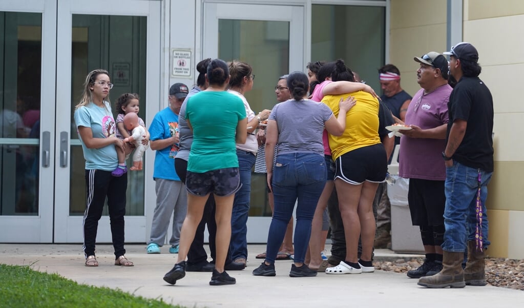 Families zoeken troost bij elkaar na de 'school shooting' in de Texaanse plaats Uvalde, Verenigde Staten.   (beeld allison Dinner / afp)