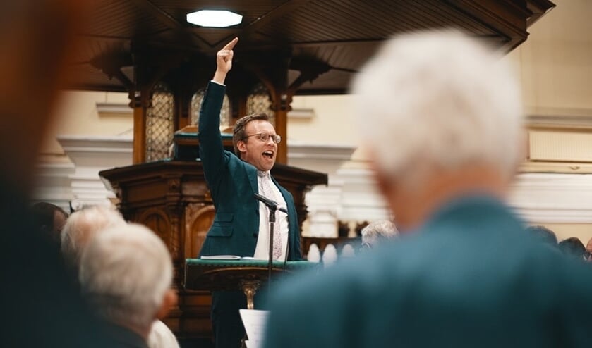 Dirigent Bert Noteboom tijdens de Mannenzang.