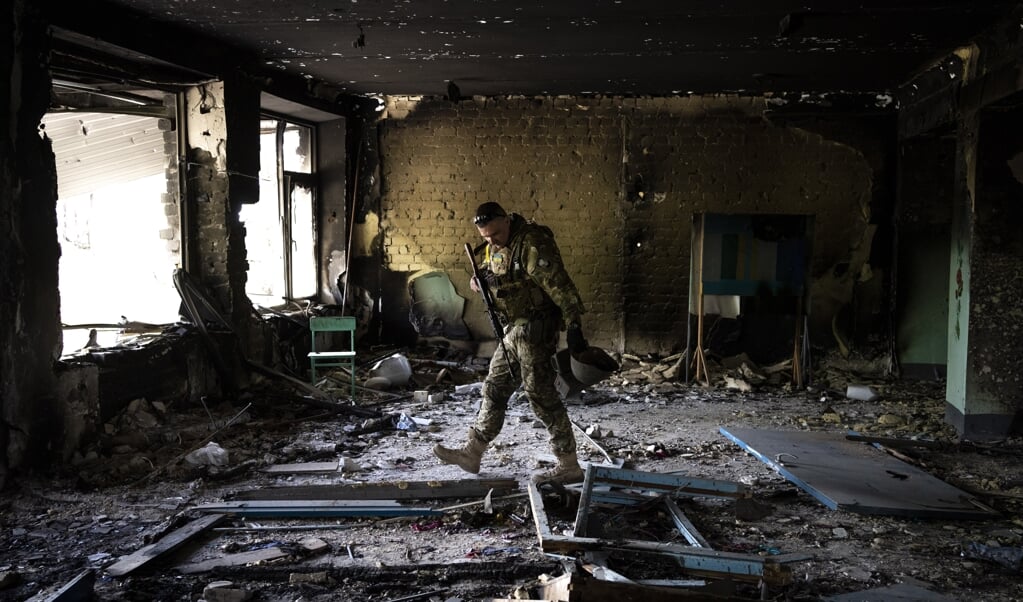 Een Oekraïense militair in een school in het dorp Vilkhivka, vlak bij Charkov, in het oosten van Oekraïne.  (beeld ap / Bernat Armangue)