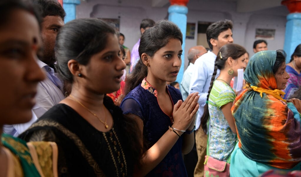 Indiase hindoes bidden tot de god Balaji. Uit een van diens tempels werd een kostbare verzameling beelden gestolen. (beeld afp / Noah Seelam)