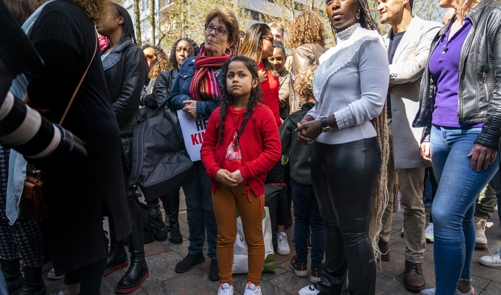 Een steunmanifestatie in Rotterdam voor toeslagenouders en kinderen, afgelopen april. De betogers uitten hun verontwaardiging dat de problemen nog steeds niet zijn opgelost. (beeld anp / Jeroen Jumelet)