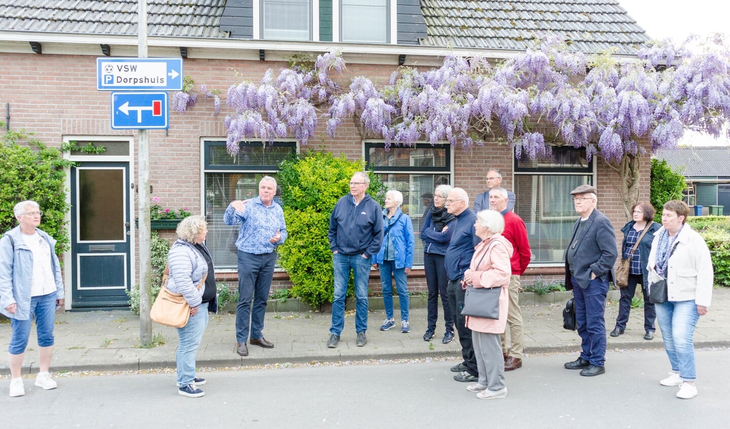 Rondleider Wim Verweij wijst aan wat er in Windesheim nog bewaard is uit de kloostertijd.