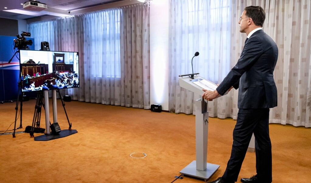 Minister-president Mark Rutte spreekt het Oekraiense parlement toe.  (beeld anp / Sem van der Wal)