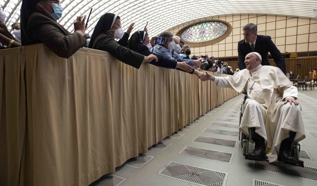 Paus Franciscus beweegt zich wegens knieproblemen in een rolstoel voort bij deze algemene audiëntie op 5 mei.  (beeld epa / Vatican Media)
