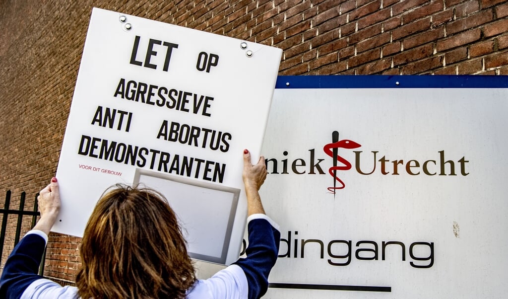 Een waarschuwing voor antiabortusactivisten bij abortuskliniek Het Vrelinghuis in Utrecht. (beeld anp / Robin Utrecht)