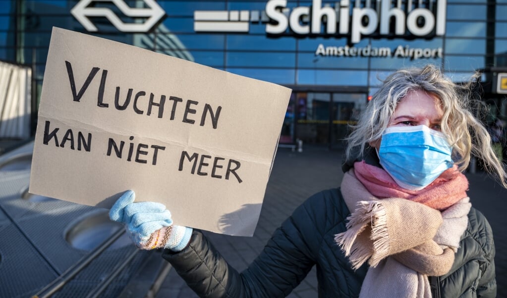 Aanhangers van de klimaatbeweging Extinction Rebellion protesteren op luchthaven Schiphol. (beeld anp / Evert Elzinga)