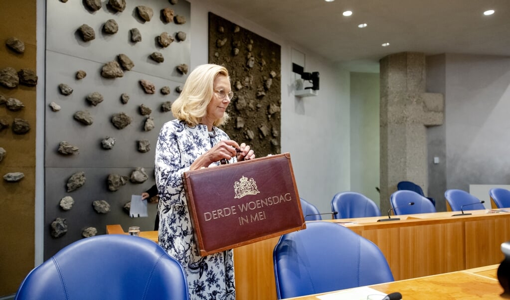 Minister van Financien Sigrid Kaag met het koffertje met daarin het Financieel Jaarverslag van het Rijk over 2021.  (beeld anp / Robin van Lonkhuijsen)