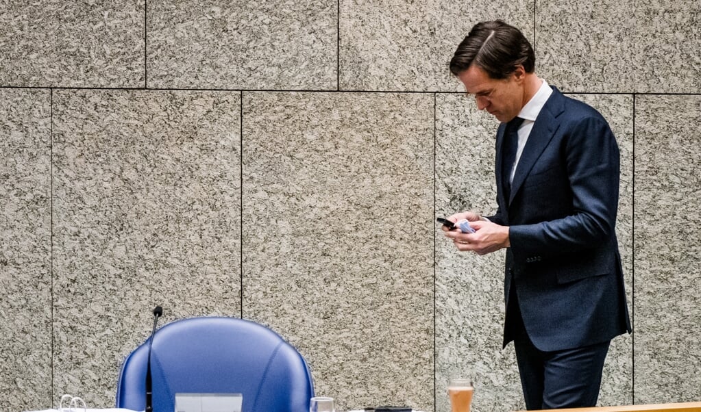 Premier Mark Rutte wiste jarenlang dagelijks zijn sms'jes.  (beeld anp / Bart Maat)