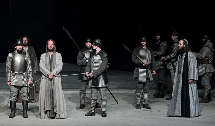 Frederik Mayet speelt Jezus in Oberammergau. Kaarten kosten tussen de dertig en 180 euro. De uitvoering duurt vijf uur, waarvan twee uur koor en muziek; een middag- en avonddeel omvatten elf bedrijven.