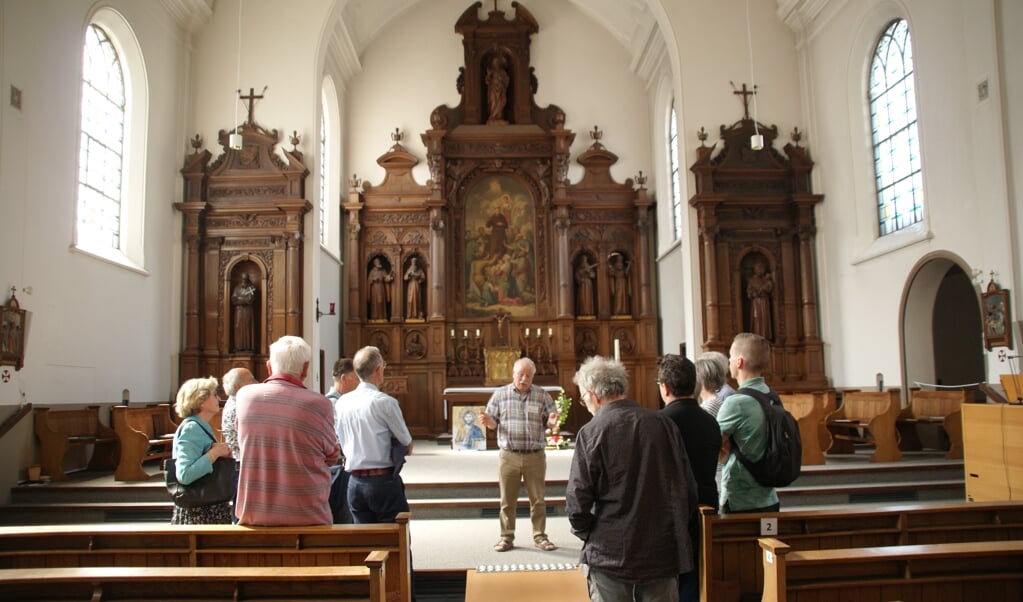 Bezoekers van de Open Kloosterdag luisteren naar uitleg in de kapel van het Stadsklooster San Damiano in ’s-Hertogenbosch. (beeld Erica op ’t Hoog)
