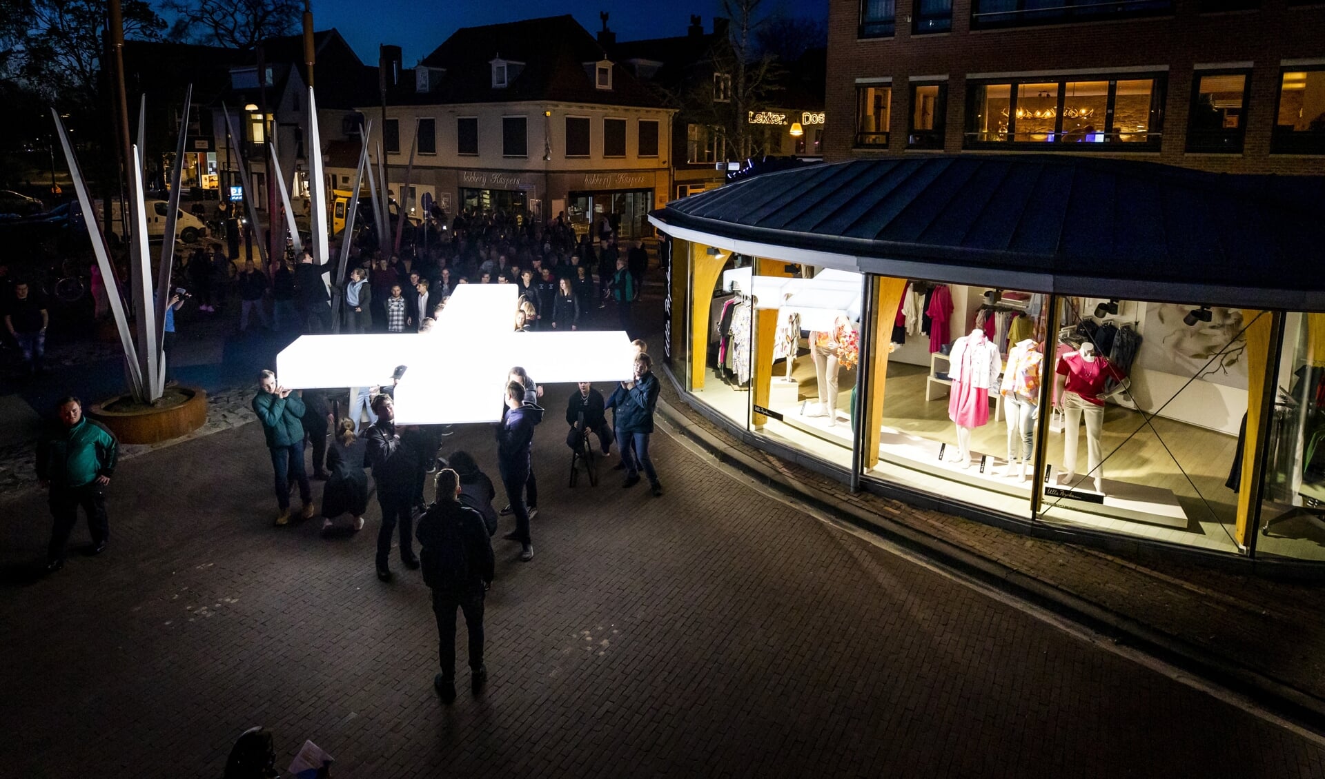 Vrijwilligers repeteren met het dragen van het kruis, voor de opvoering van The Passion. Dit jaar bestond de groep kruisdragers voornamelijk uit jongeren, die het de afgelopen twee jaar moeilijk hebben gehad met de coronacrisis.