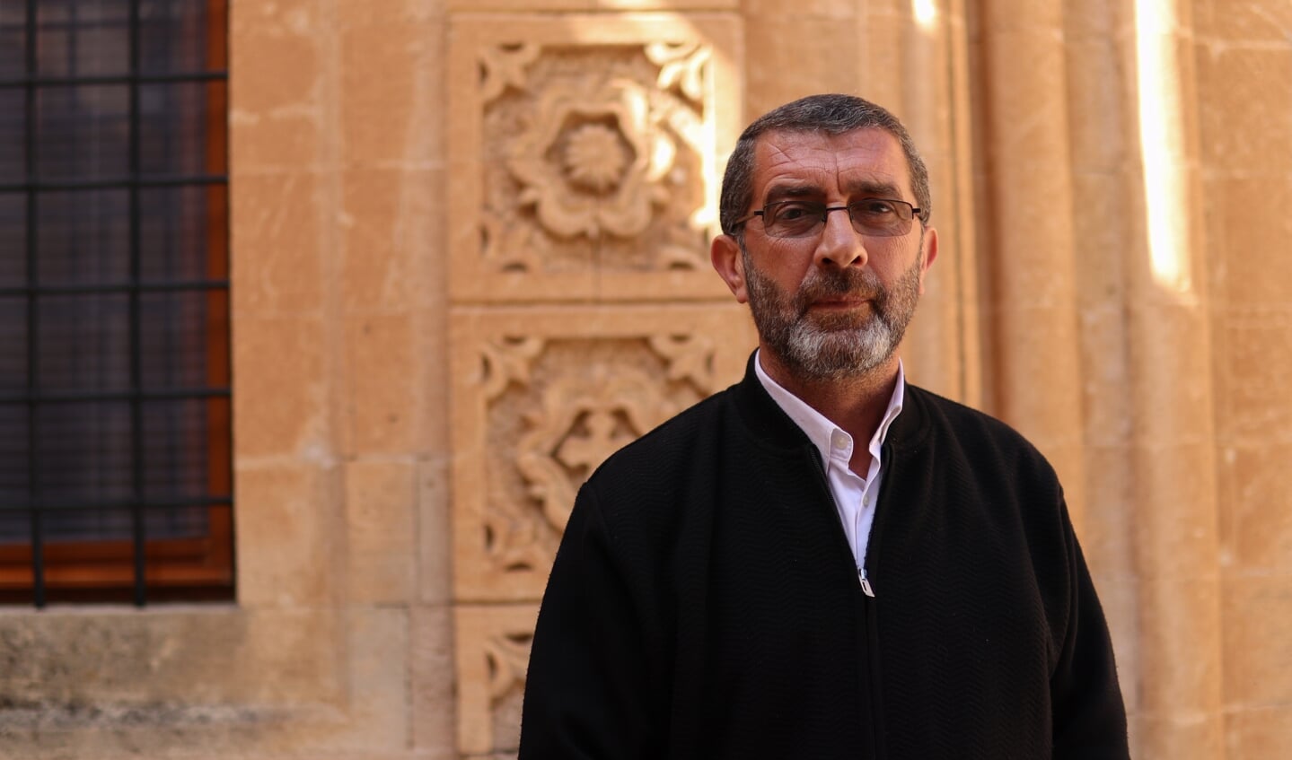 Ayhan Gürkan geeft jongeren les in de Assyrische taal, gebeden en muziek.