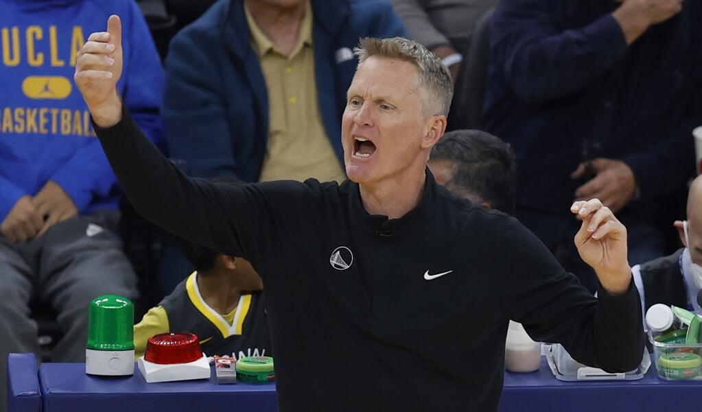 De toespraak van Steve Kerr maakte indruk bij Amerikanen die zijn frustratie delen over de losse wapenwetgeving in hun land. (beeld epa / John g. Mabanglo)