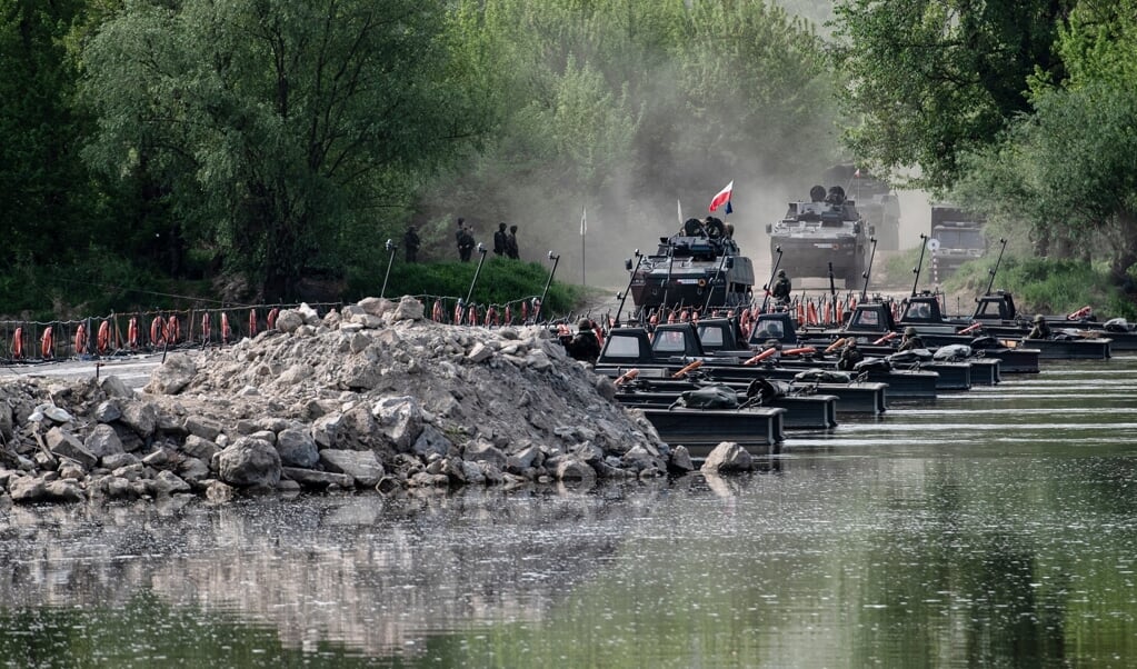 Militairen van de NAVO en geallieerde landen oefenen bij de rivier de Vistula in Polen. Poetin wilde de NAVO op afstand houden, maar die komt nu juist dichterbij.  (beeld epa / Wojtek Jargilo)