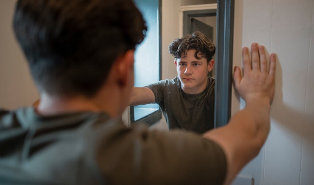 Tijdens de pandemie werd 'de gezonde en heilzame werking van contacten minder. Voor velen, ook jongeren, was juist dit helemaal niet goed te dragen. Bij mensen die toch al wat wiebelden heeft dit extra psychische onbalans gebracht.' (beeld istock)