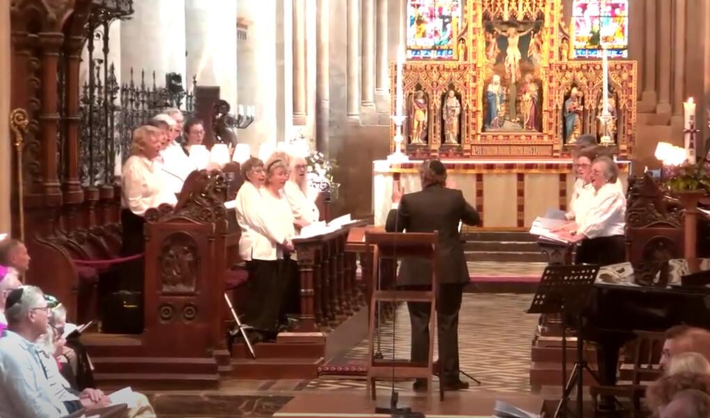 Het Joodse koor Oxfordshir zingt ‘Hinei ma tov’ (Psalm 133) tijdens de herdenking van de antisemitische Synode van Oxford.  (beeld diocese of oxford)