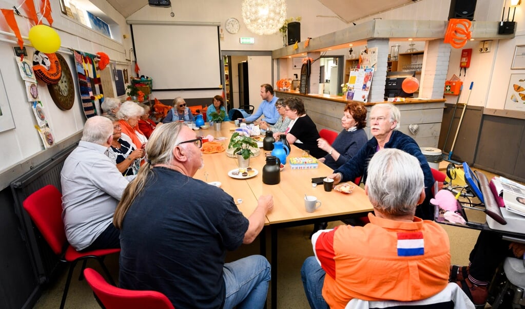 Met hulp van vrijwilligers uit de kerk is ‘het Badhuis’ in Zwijndrecht zes dagen per week open.  (beeld Richard van Hoek)
