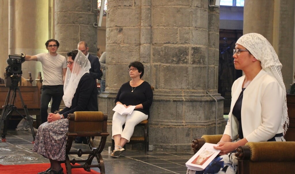 Désirée van Breugel en Hoy Lin Moo tijdens de viering waarin zij de maagdenwijding ontvingen.  (beeld Bisdom Roermond)