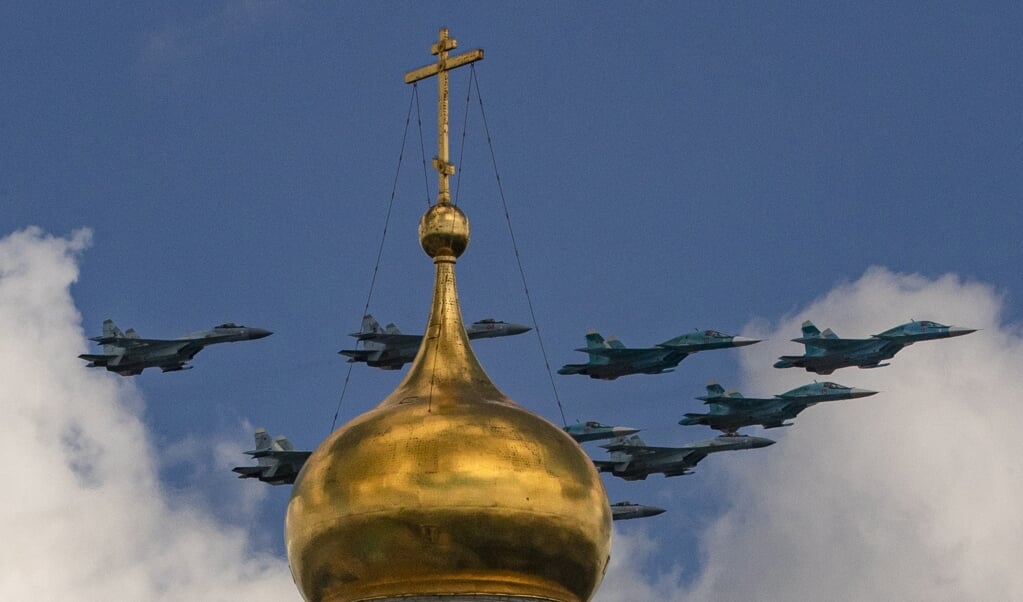 Russische Soechoi Su-34 bommenwerpers oefenen voor de 9 mei-parade, vorig jaar in Moskou.  (beeld epa / Sergei Ilnitsky)