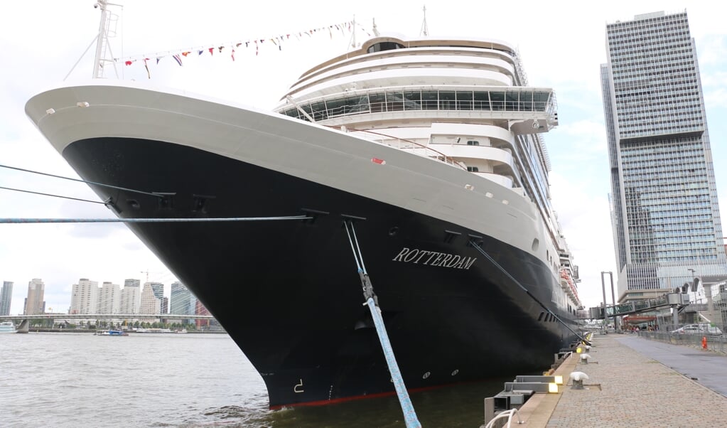 Het nieuwe vlaggenschip van de Holland America Line, de Rotterdam VII, in de haven van Rotterdam (beeld Riekelt Pasterkamp)