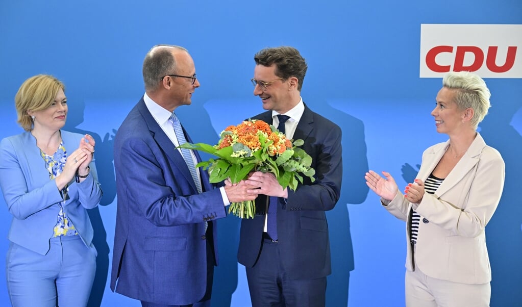 CDU-lijsttrekker Hendrik Wüst (midden) won zondag de verkiezingen in Noordrijn-Westfalen. De Oekraïne-politiek van de landelijke CDU-leider Friedrich Merz (links) was een onmisbare steun in de rug.  (beeld afp / John Macdougall)