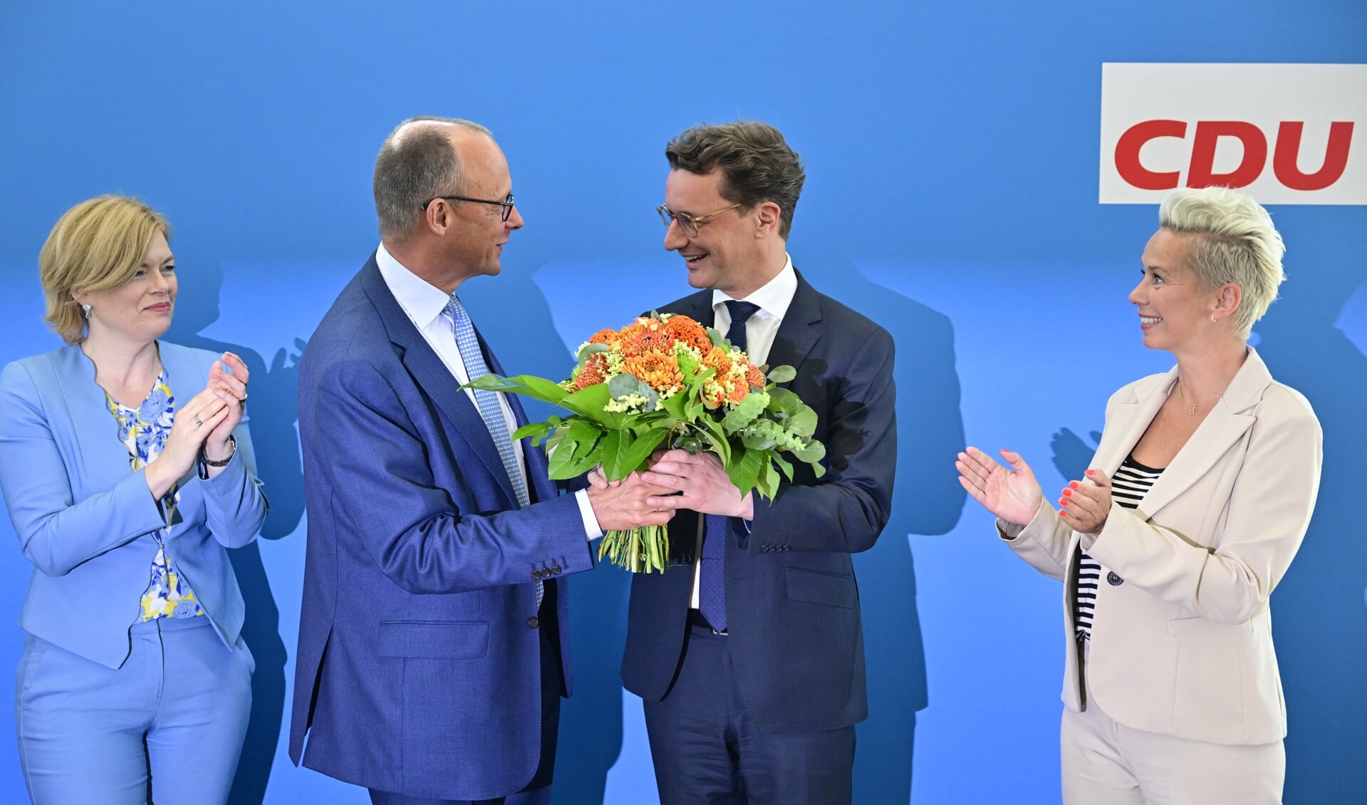 CDU-lijsttrekker Hendrik Wüst (midden) won zondag de verkiezingen in Noordrijn-Westfalen. De Oekraïne-politiek van de landelijke CDU-leider Friedrich Merz (links) was een onmisbare steun in de rug.