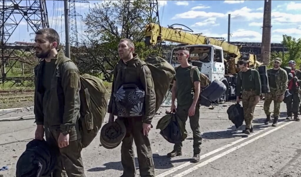Een beeld uit de video die het Russische ministerie van Defensie verspreidt, waarin Oekraïense strijdkrachten de belegerde Azovstal-fabriek verlaten. (beeld epa / Russian Defence Ministry Press Service)
