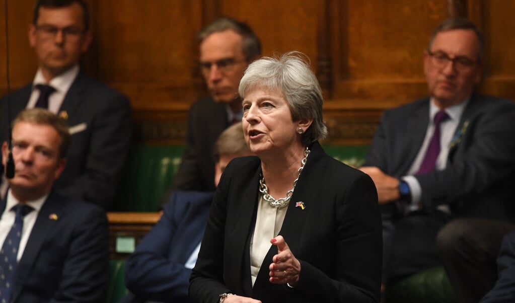 De Britse oud-premier Theresa May uit in het Lagerhuis onomwonden haar kritiek op het vluchtelingenbeleid van haar opvolger Boris Johnson. (beeld afp / Jessica Taylor)