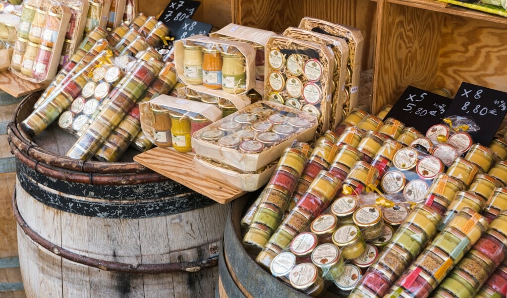 In betere tijden lagen de schappen in de supermarkten vol met diverse soorten Dijon-mosterd. Nu zijn ze leeg door een tegenvallende oogst. (beeld istock)