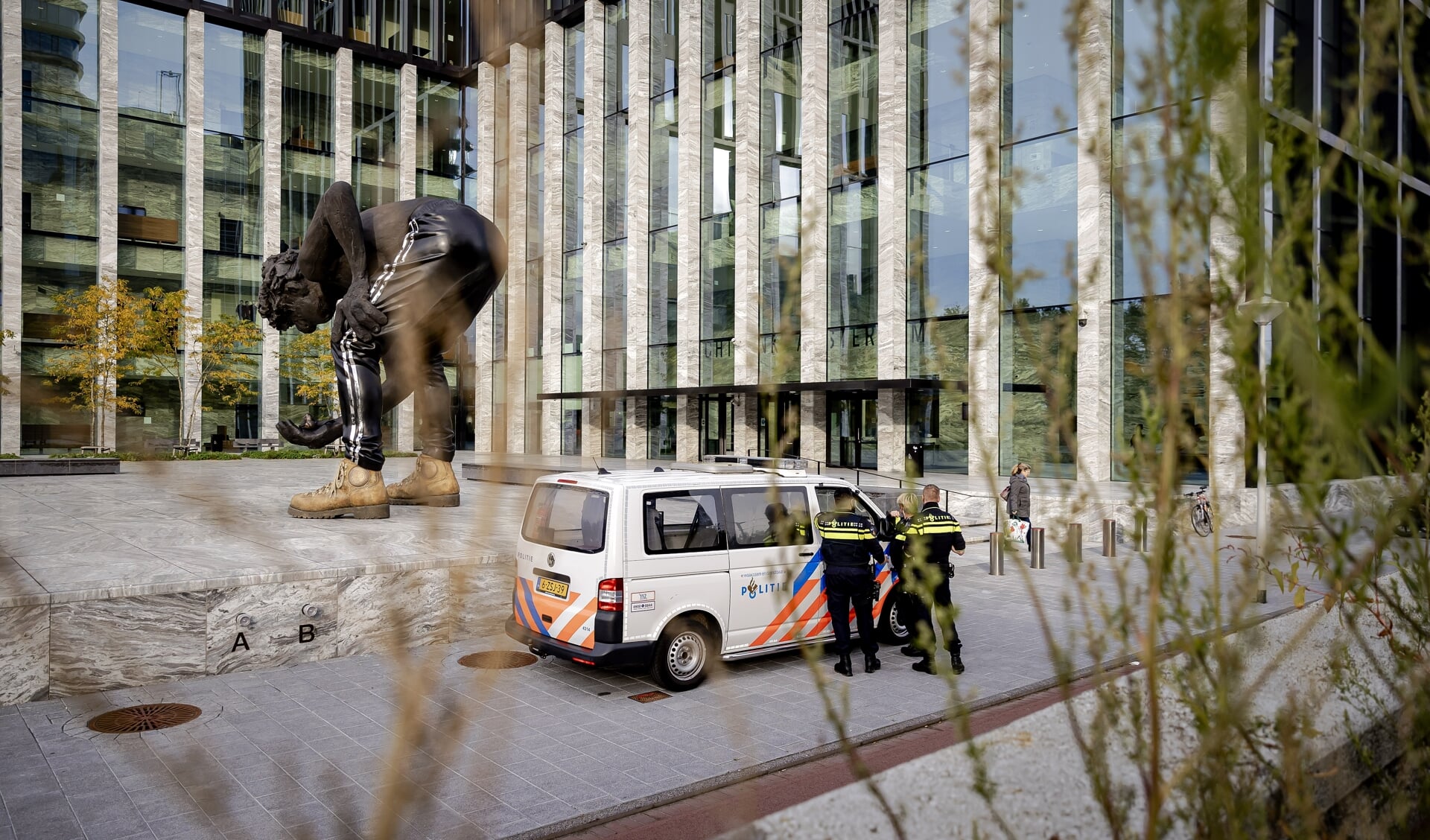 Beveiliging bij de rechtbank ten tijde van de eerste voorbereidende zitting in de zaak tegen de verdachten van de moord op Peter R. de Vries.
